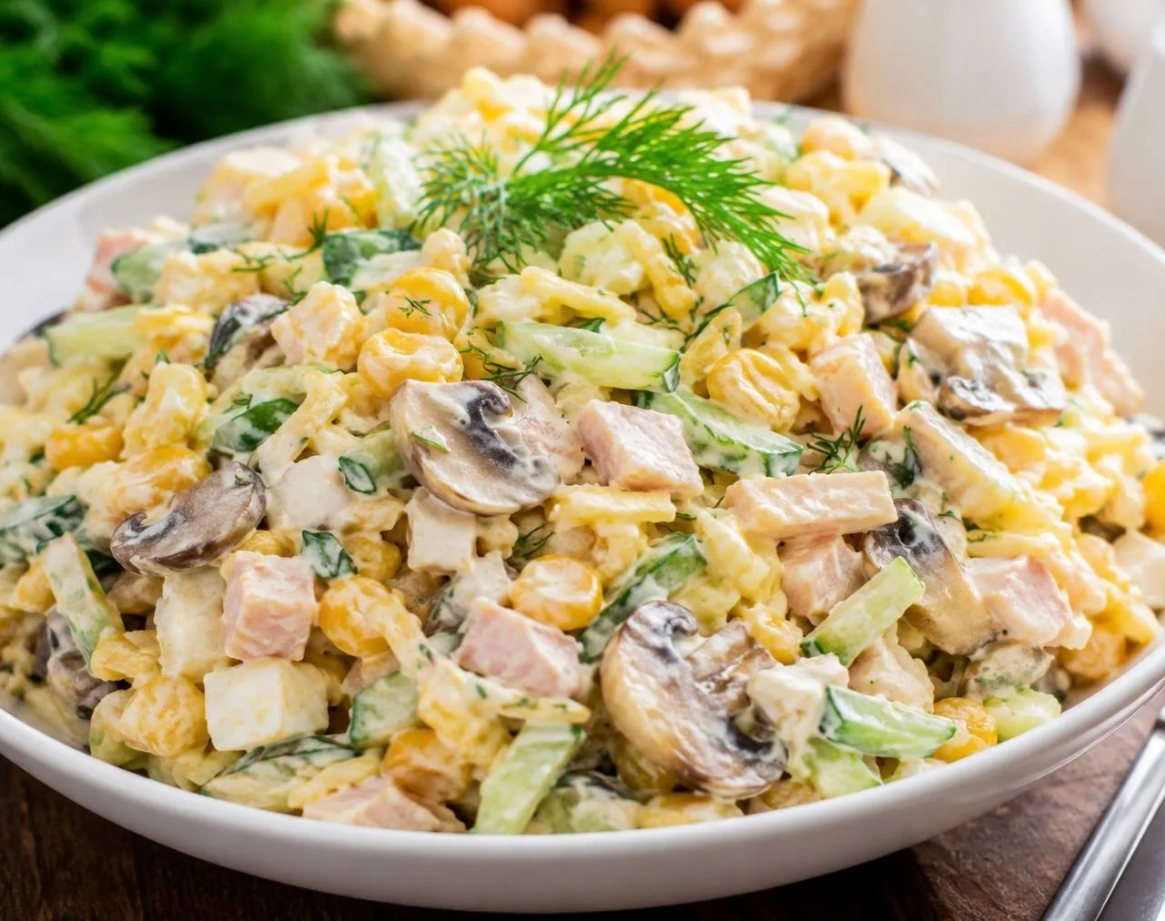 Очень вкусный, сытный и праздничный салат.

Ингредиенты:
Копчёная куриная грудка — 300 г
Шампиньоны 