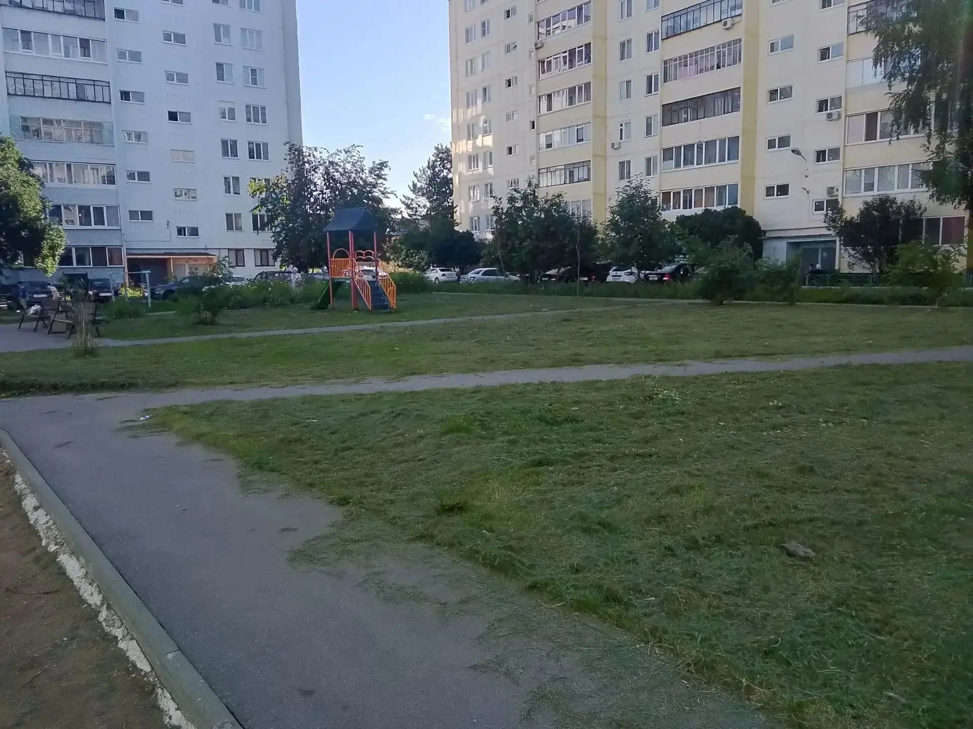 Сотрудники УК "Первый поселок" произвели покос газонов по адресам: