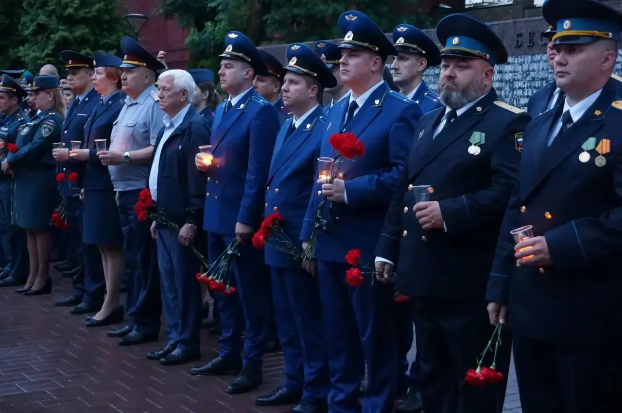 В память о павших: работники прокуратуры Смоленской области почтили память героев Великой Отечествен