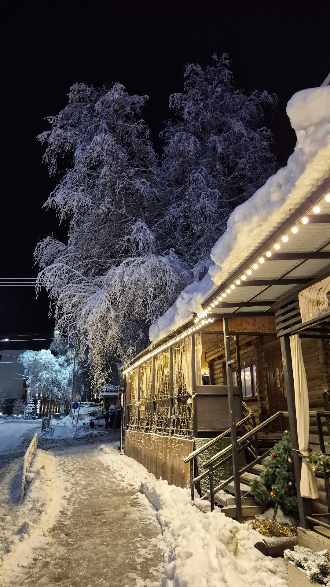 😍 Ночной снежный Домбай. Доброй ночи, Друзья!  📸 Фото: BRUSNIKA TRAVEL  • Наша группа ВК • Наш канал