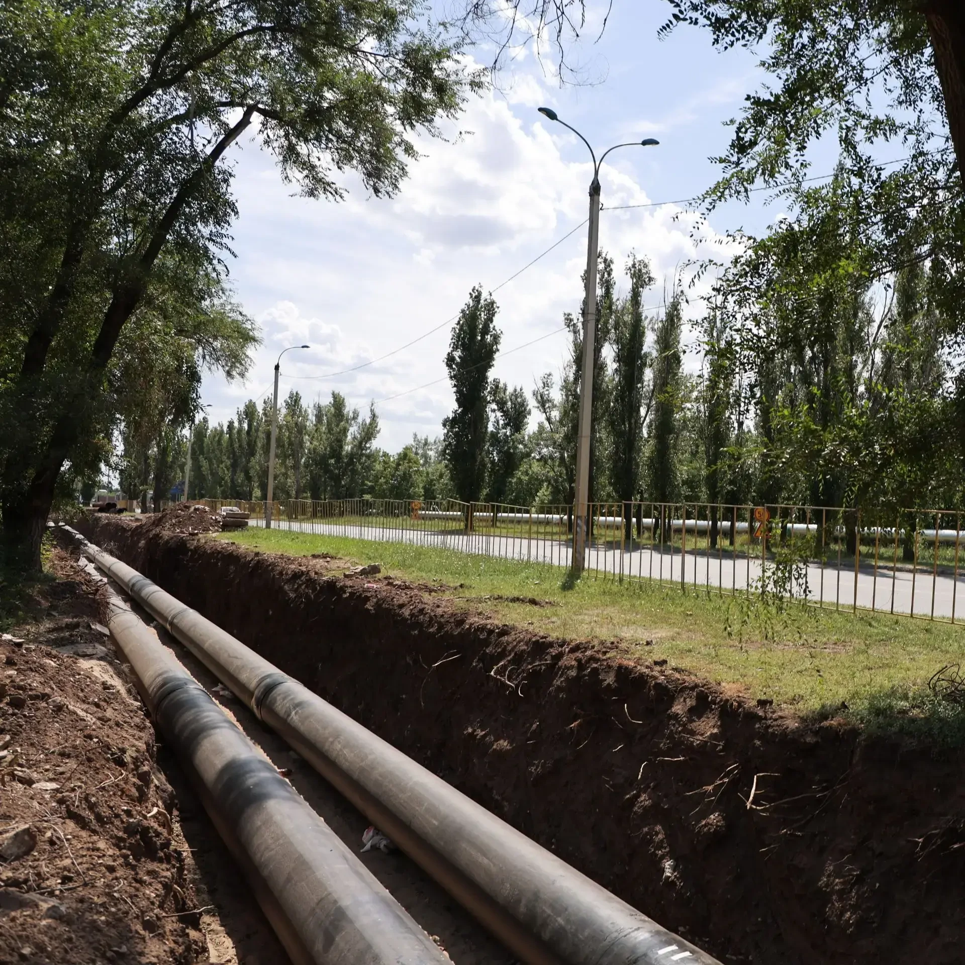 🛠️ Смонтировали 450 метров новых трубопроводов на улице Вокзальной в Балакове. Это более половины о