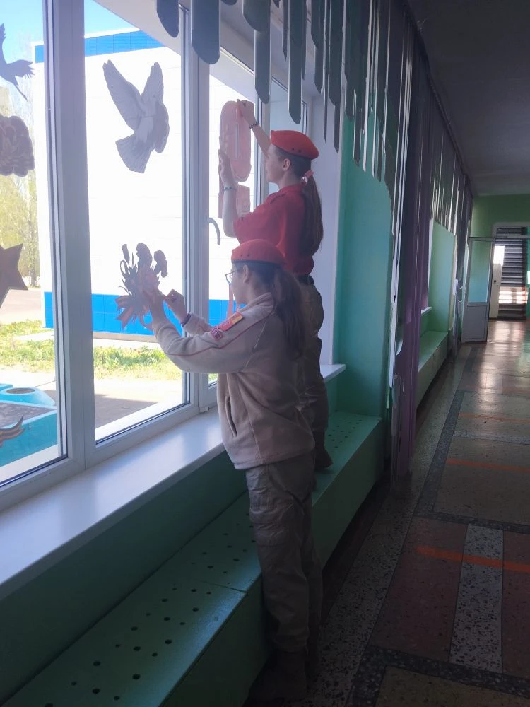 🇷🇺 Мы помним! Юнармейцы «ПАРУСа» украсили Окна Победы  Воспитанники муниципального отряда «Парус» им