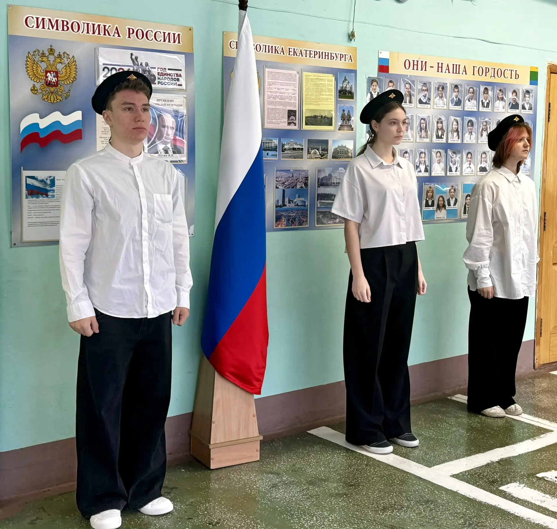 🇷🇺 23 марта школьное утро началось с линейки при участии юнармейского отряда «Патриот».  Затем обуча