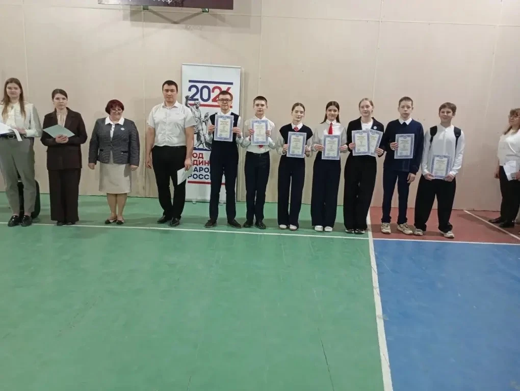 Сегодня в нашей школе прошла общешкольная линейка 🇷🇺✨  Поднятие государственного флага Российской Фе
