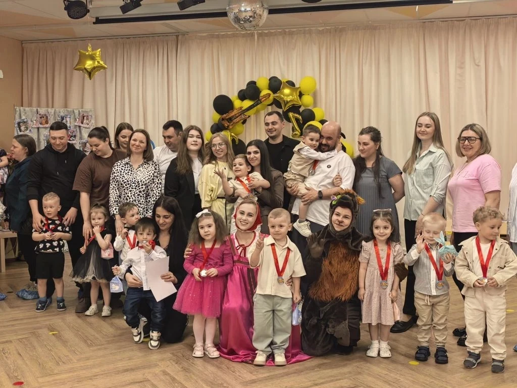 В группу "Гномики" приходили Мишка и Маша посмотреть, как они живут в детском саду. А в...