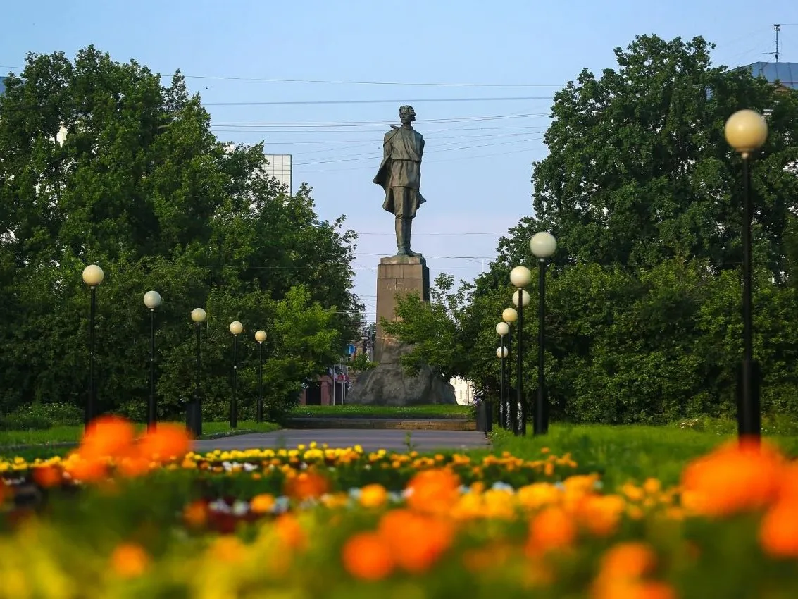 Ботанические чудеса под самым носом 🌱

Знаете ли вы, что на площади Горького прячется настоящий бот