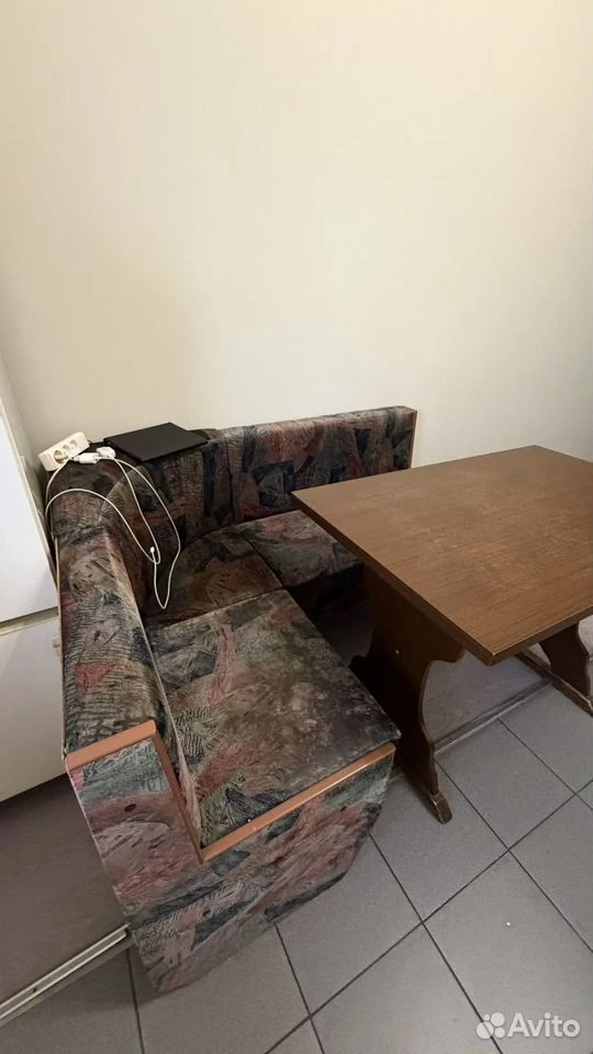 https://www.avito.ru/sankt-peterburg/mebel_i_interer/stol_i_kuhonnyy_ugolok_8418447771