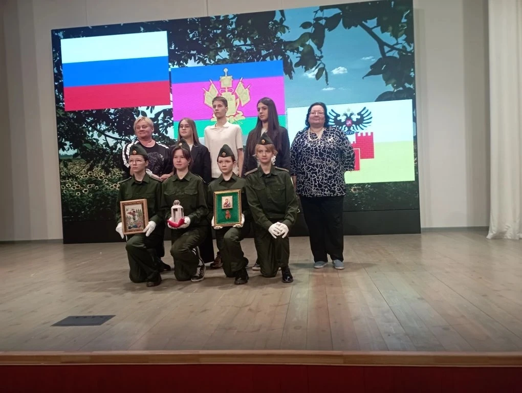 🏫 От 108-й к 20-й: эстафета поколений!  Юнармейцы МАОУ СОШ №108 торжественно передали символ акции «
