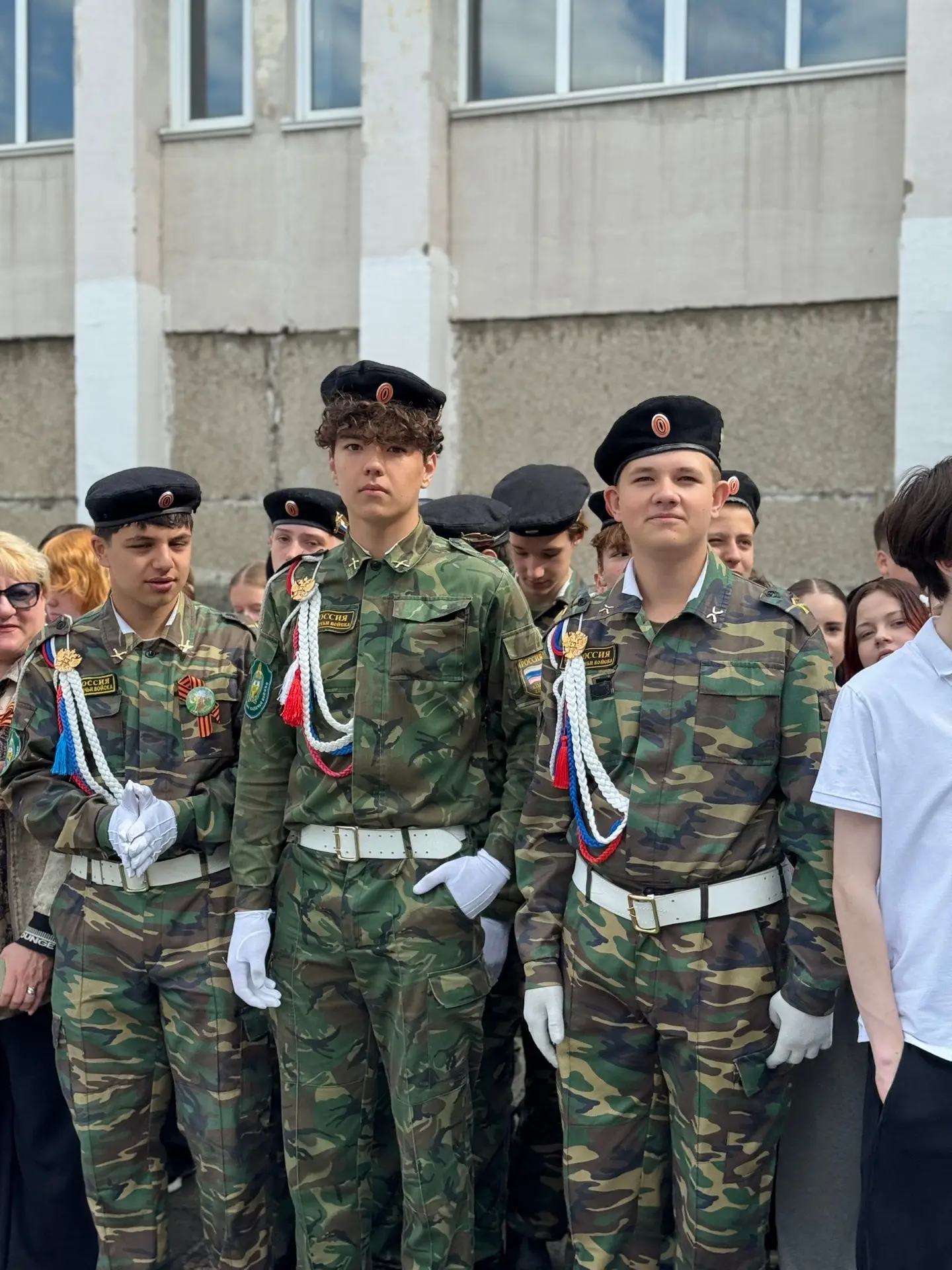 Сегодня, 8 мая, во дворе нашей школы состоялся традиционный митинг, посвящённый великому празднику —