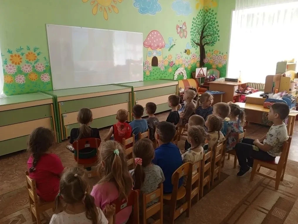 В рамках профилактического месячника по безопасности  на железной дороге с детьми средн...