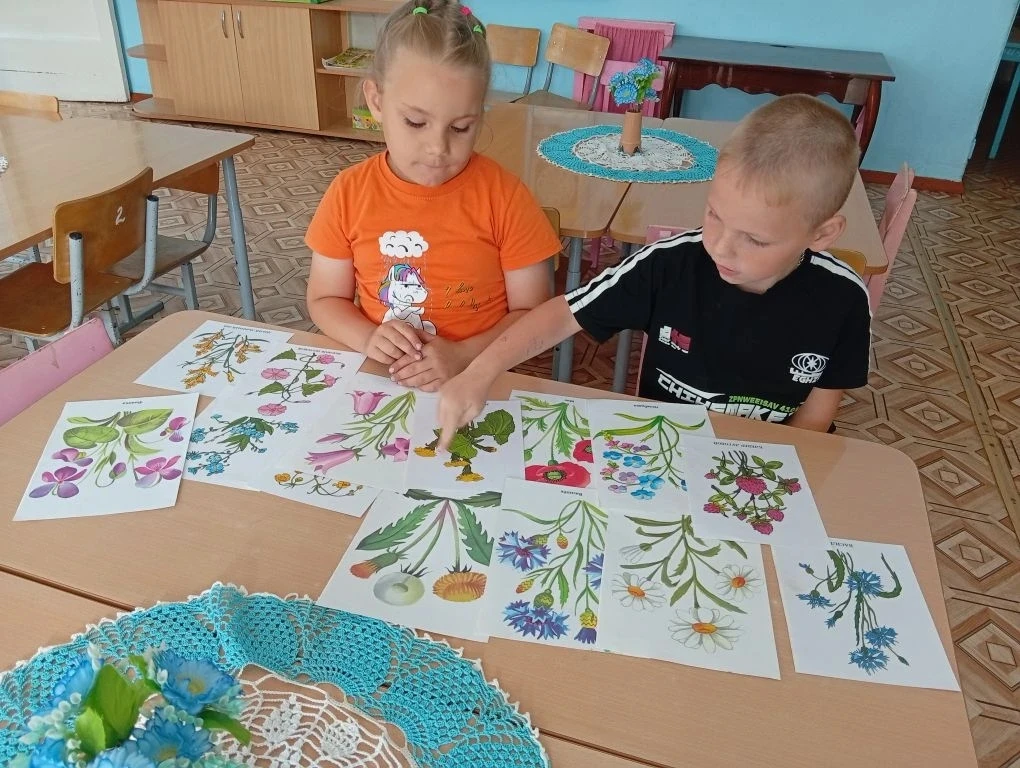 Сегодня прошел тематический день, посвященный Международному дню цветов. Воспитанники слушали стихи,