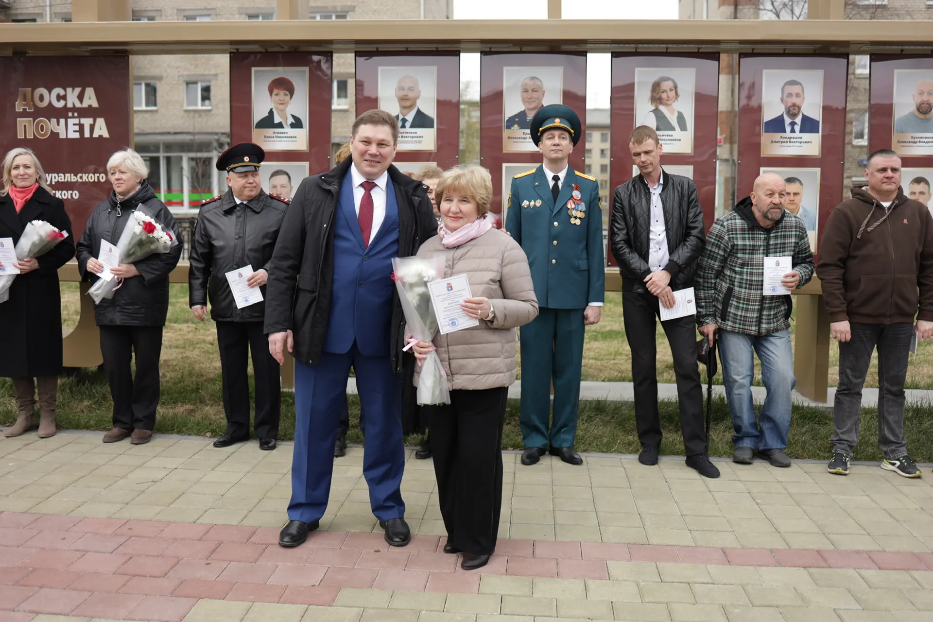 В День Весны и Труда на Аллее Трудовой Славы Глава НГО Вячеслав Тюменцев вручил новоура...