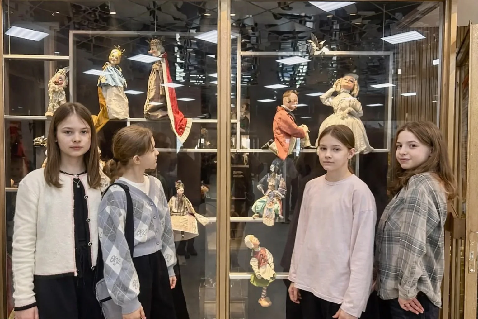 🚂 В театр  🎭 Ученики 5 «Г» класса побывали в Театр кукол имени С. В. Образцова и посмотрели спектакл