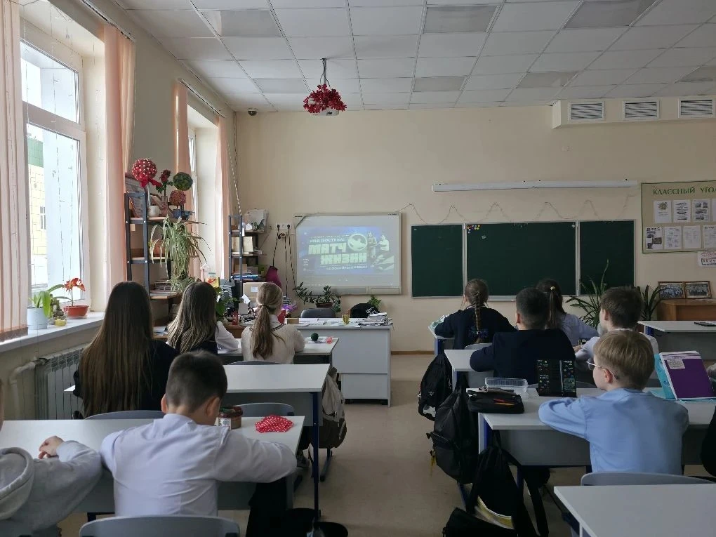 🇷🇺В Бутурлиновской средней общеобразовательной школе в 5 классах состоялся показ Всероссийского днев