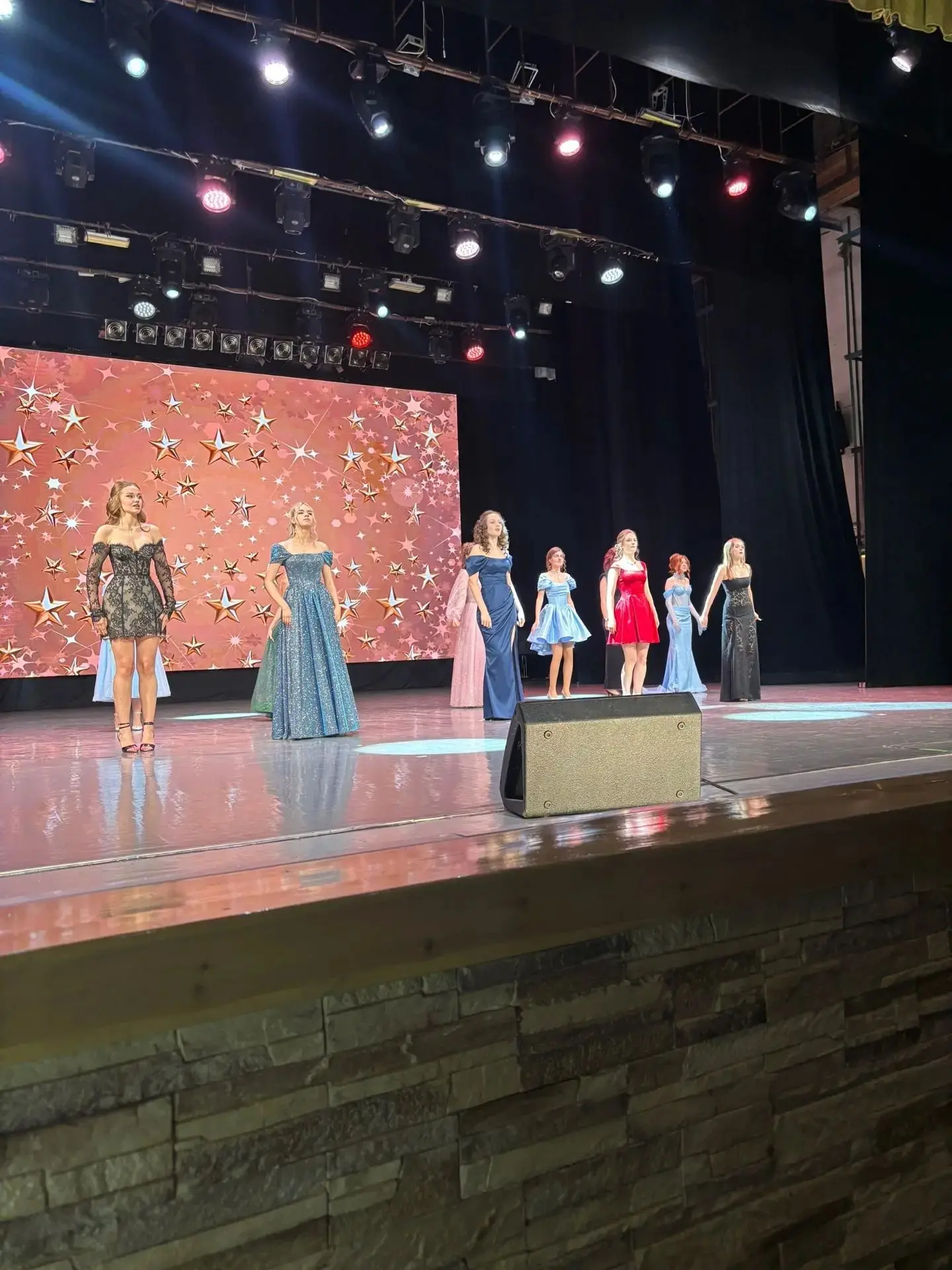 🧑‍🎓 Новый этап жизни начался у вчерашних одиннадцатиклассников. 

На Соборной площади традиционно 