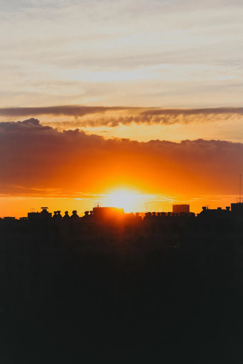 Полыхает закат, догорая в небесной печи🧡