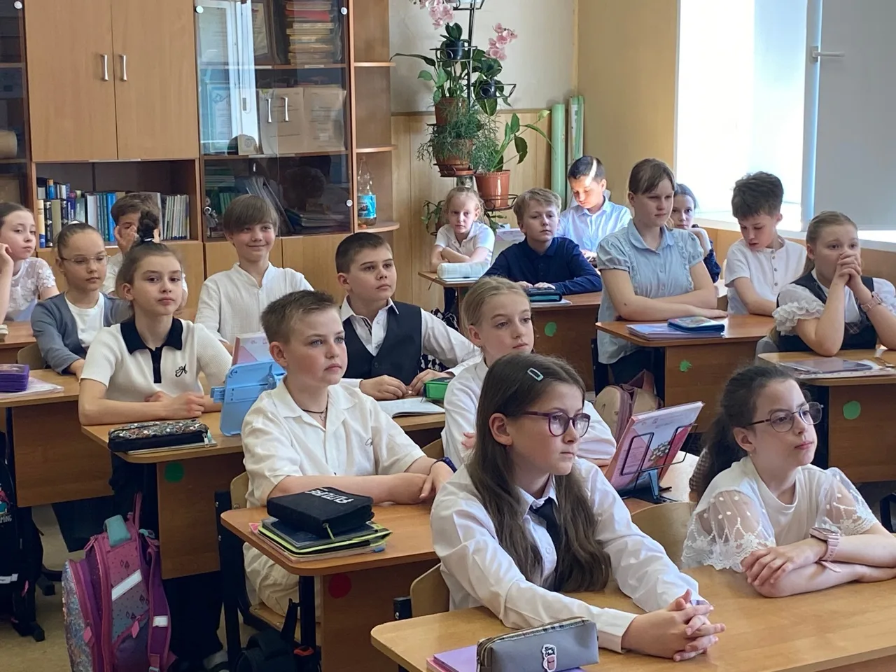 6 мая в нашей школе состоялся особенный урок – «Старшие читают младшим о войне».   Полина Кузьмина, 