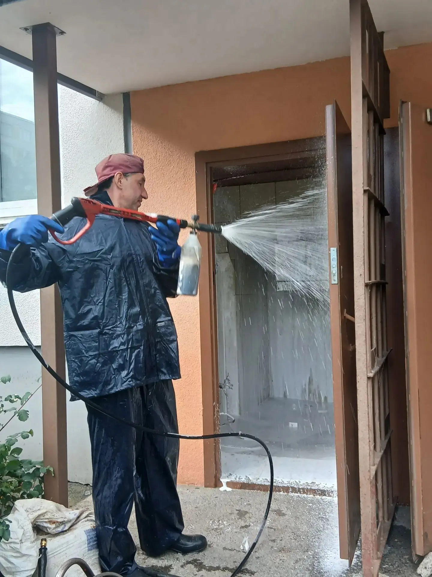 Внутрь мусоропровода обычно никто не заглядывает. И правильно 😅