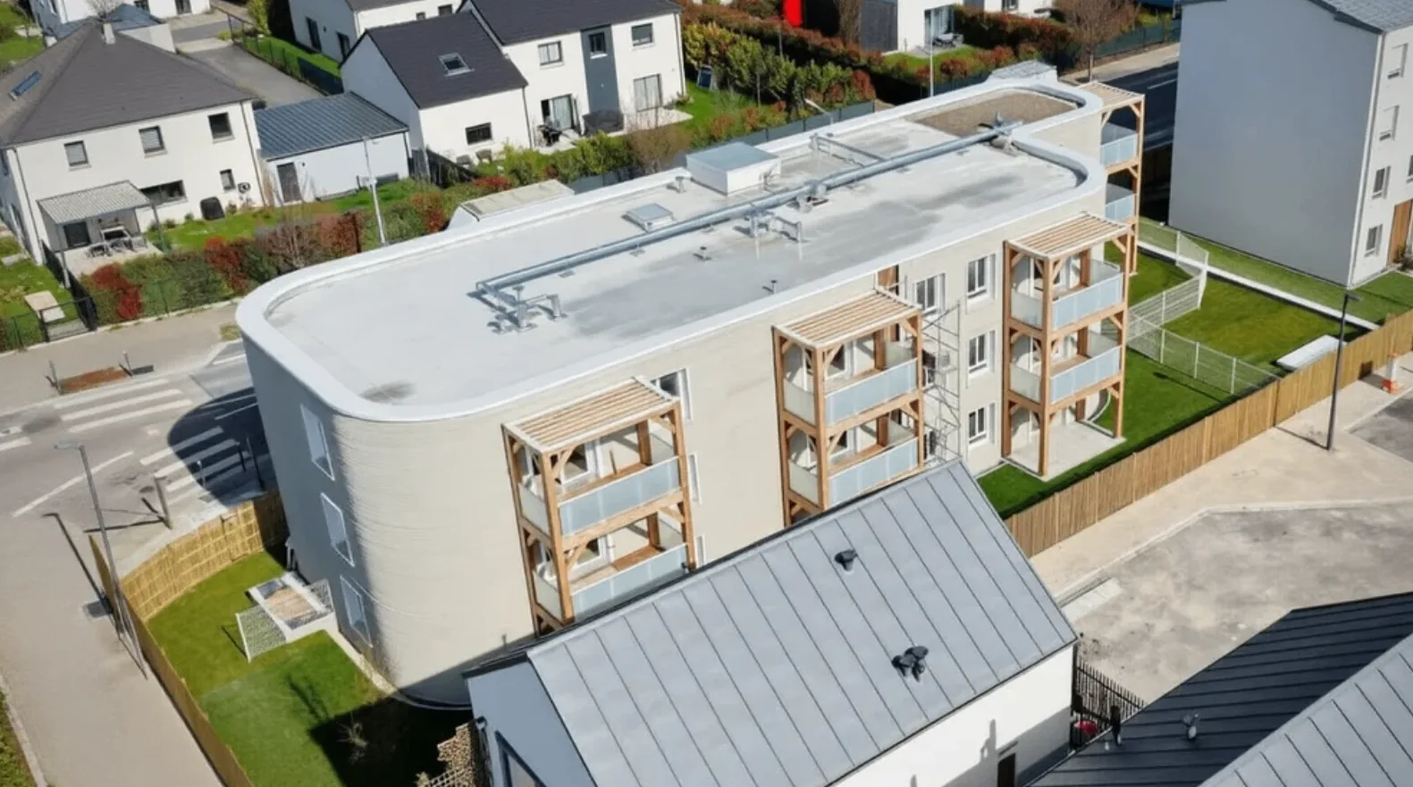 🏗️ Во Франции напечатали на 3D-принтере крупнейший жилой дом в Европе.
800 м², три этажа, полный не