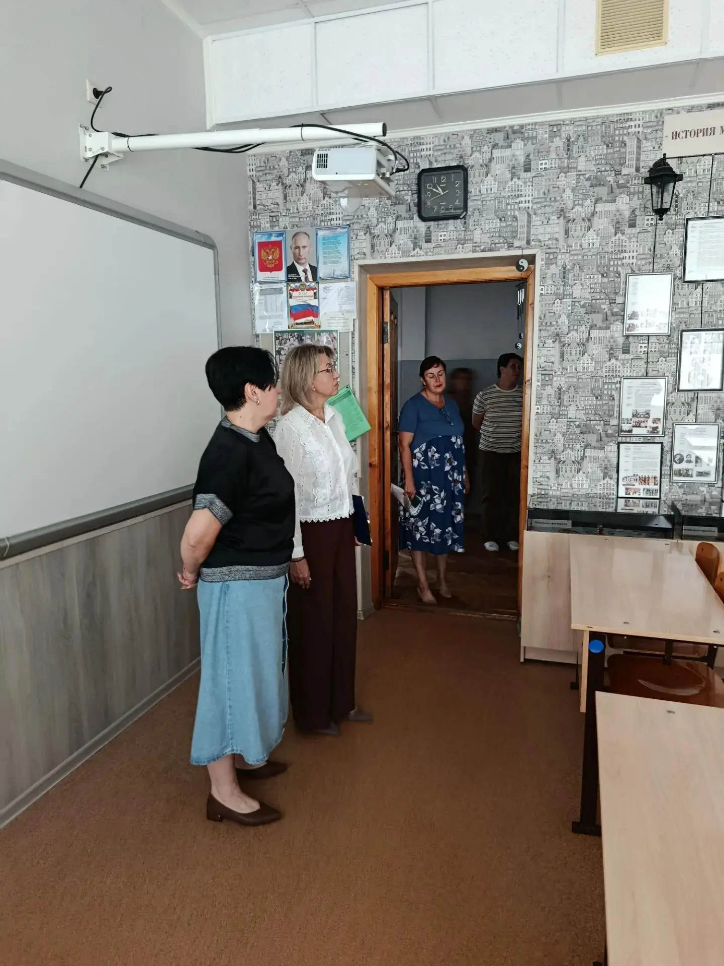 Прошла оценка готовности гимназии к новому учебному году.Комиссия департамента образова...