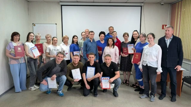 Поздравляем коллег с признанием профессиональных заслуг!

🎉На Центральной подстанции Владивостокско