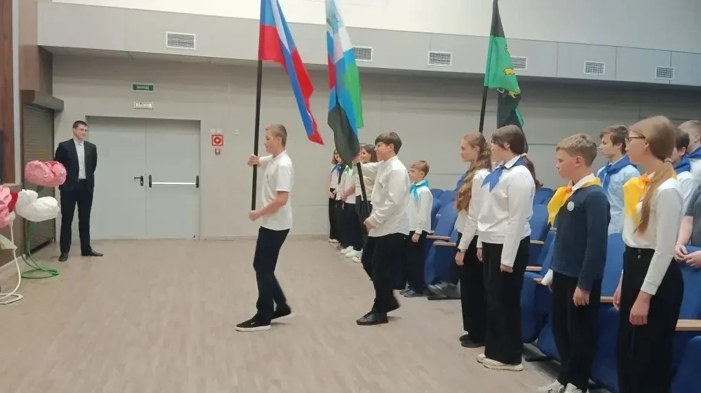 💫Начало недели в "Векторе Успеха" ознаменовалось традиционной линейкой и торжественным поднятием фла