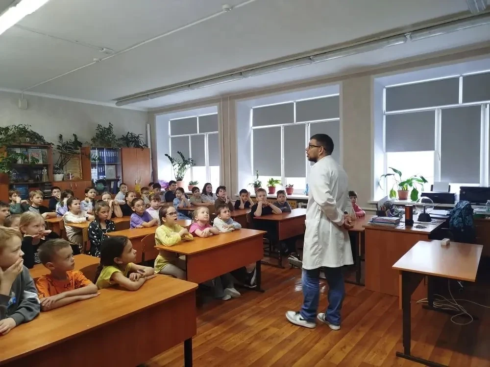 🌼 В весеннем пришкольном лагере прошла серия мастер-классов «Наука — это просто»! 🎉 📍Этим весенним д