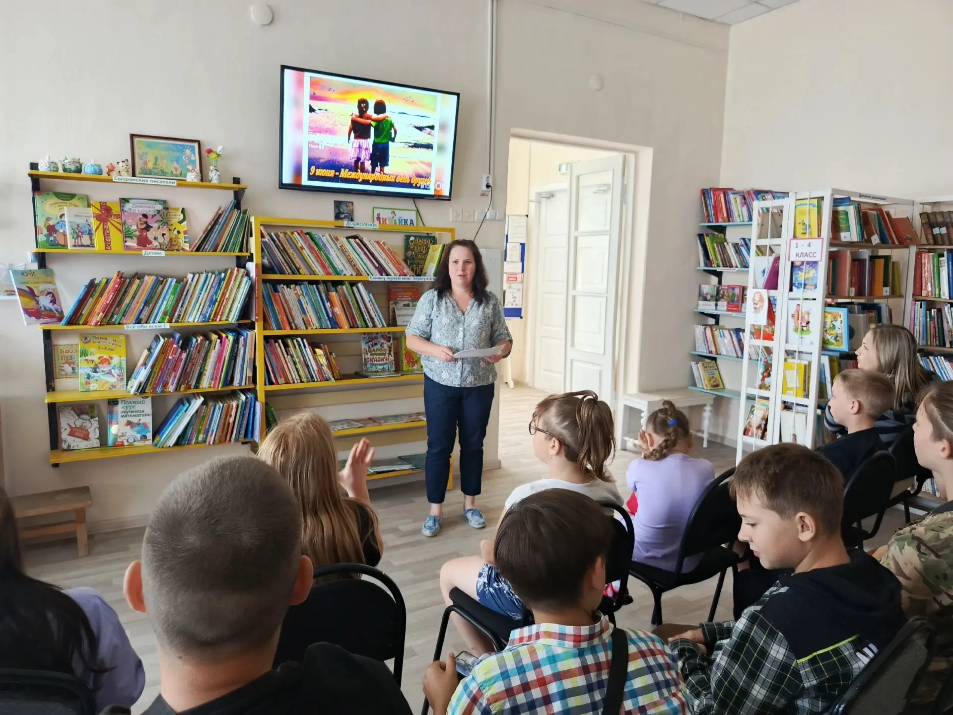 В день дружбы, дети из нашего лагеря посетили ДК «Восток». Дружба – это одна из важнейших составляющ