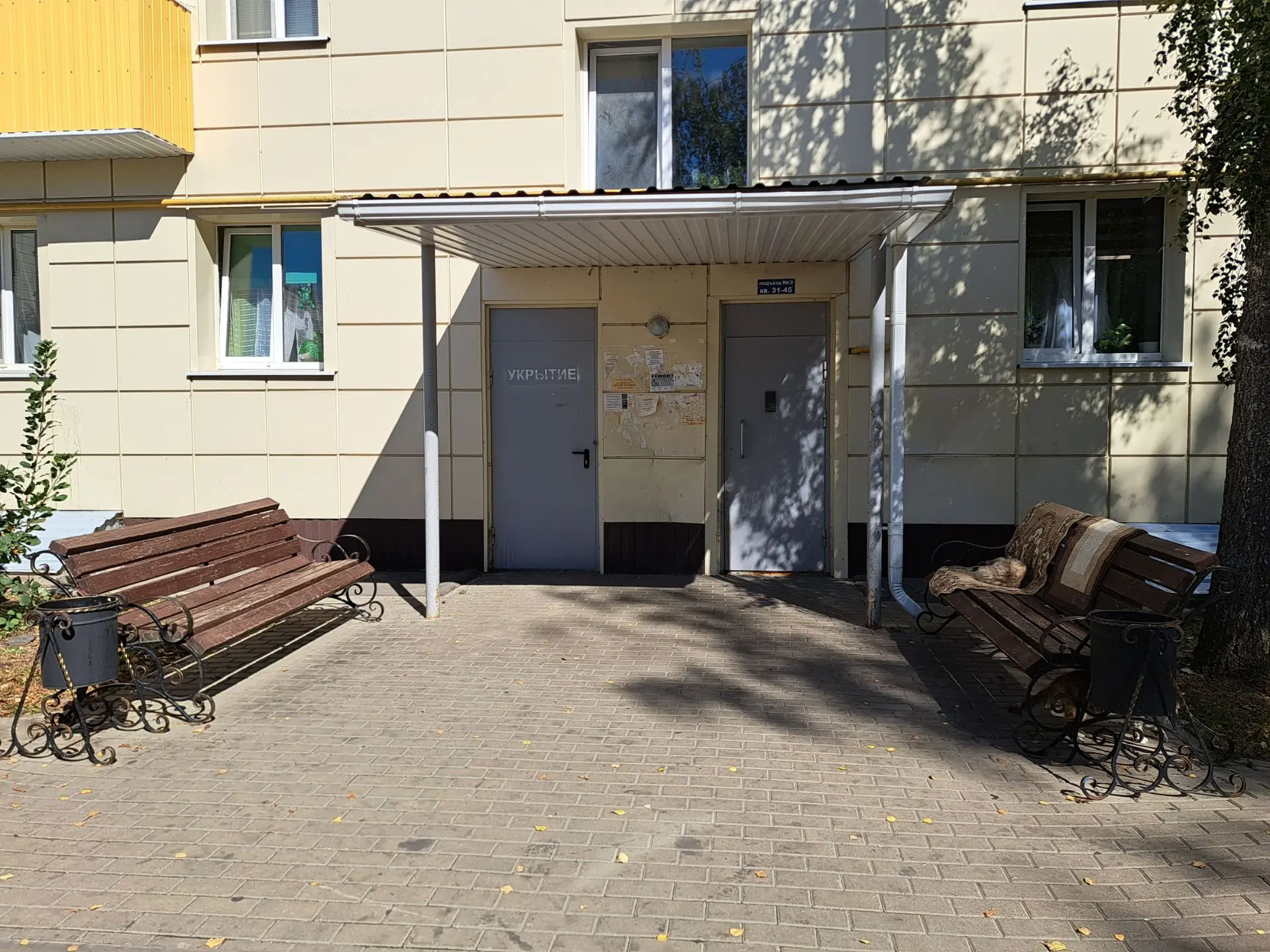 Оцените, какая лежанка для кошек в одном из дворов Разумного. Роскошно жить не запретишь.