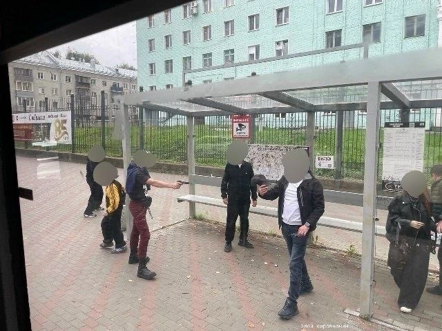 Школьники устроили стрельбу на остановке в Кирове