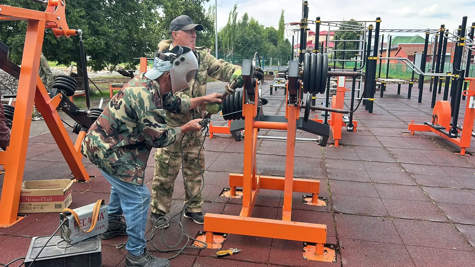 Сотрудники спортшколы имени М. Гареева проводят плановый ремонт уличных тренажёров и площадки ГТО на