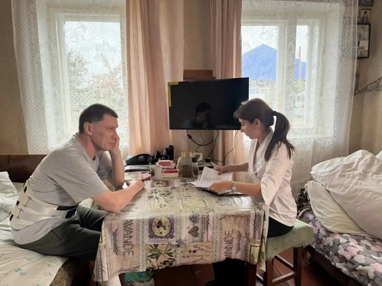 При содействии филиала Государственного фонда психолог навестил ветерана СВО на дому в ...