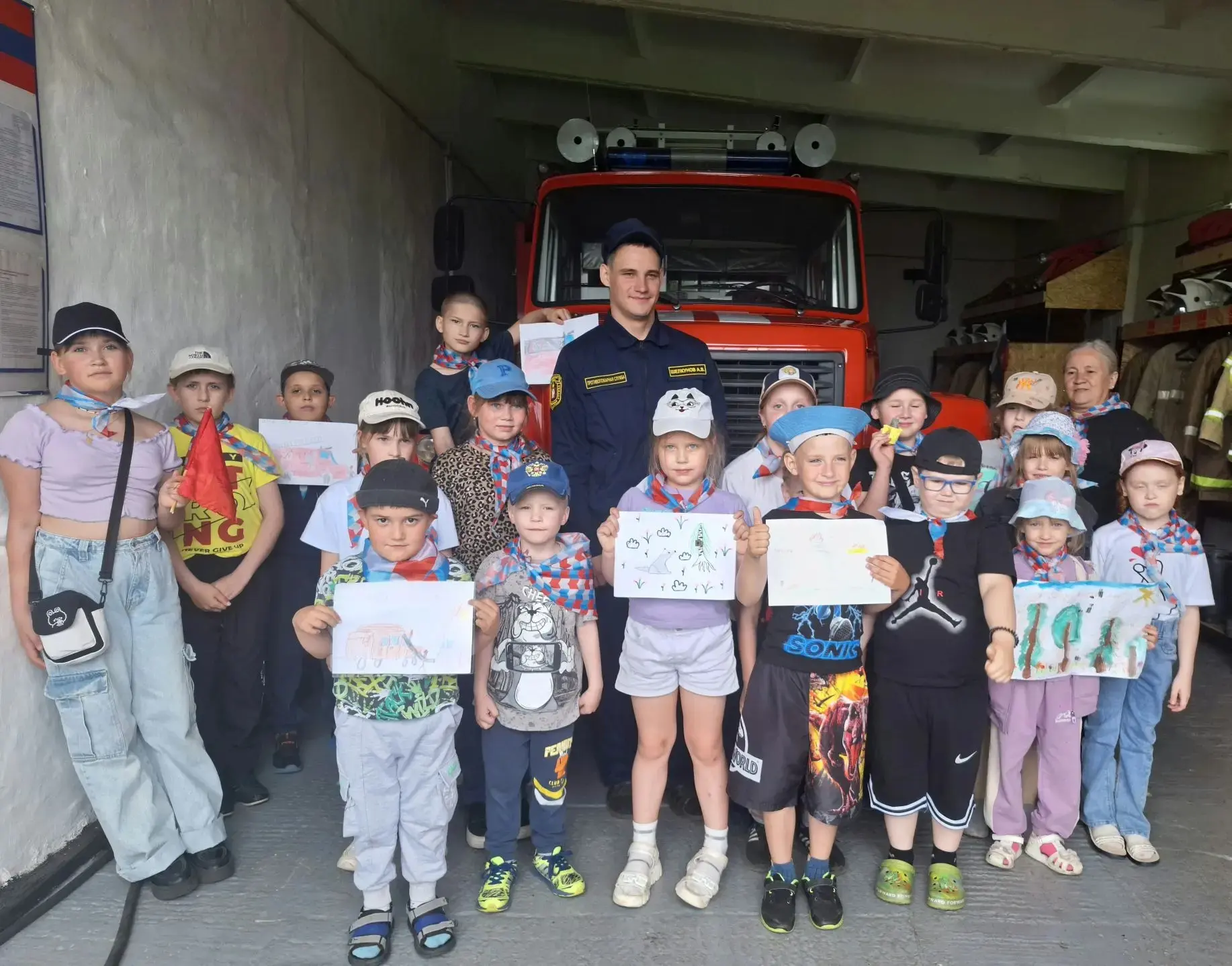 🚒 День безопасности в нашем лагере!

Сегодня у ребят был очень насыщенный и познавательный день! Сн