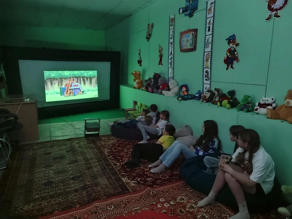 📽️🎞️🎬 Сегодня в детской библиотеке в «Кинограде» детям были показаны два просветител...