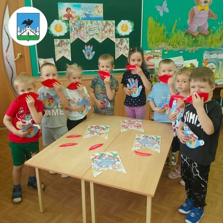 2 младшая группа "Капельки" и 1 младшая группа "Лучики" поздравляют С Днём Семьи, Любви и Верности �