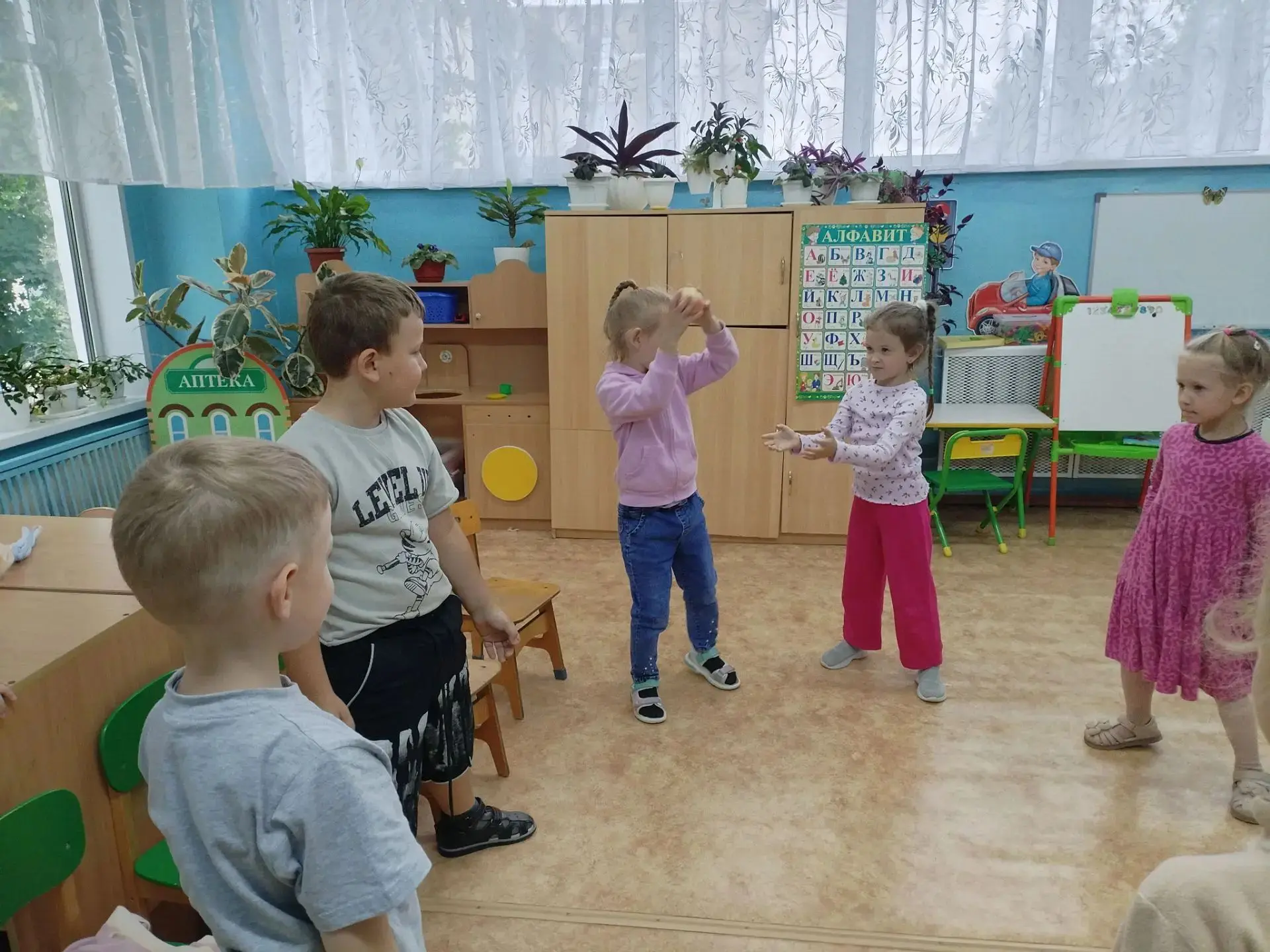🍎«Яблочный Спас-Урожай припас!», а ещё припас он для ребят весёлые песни и пляски, игр...