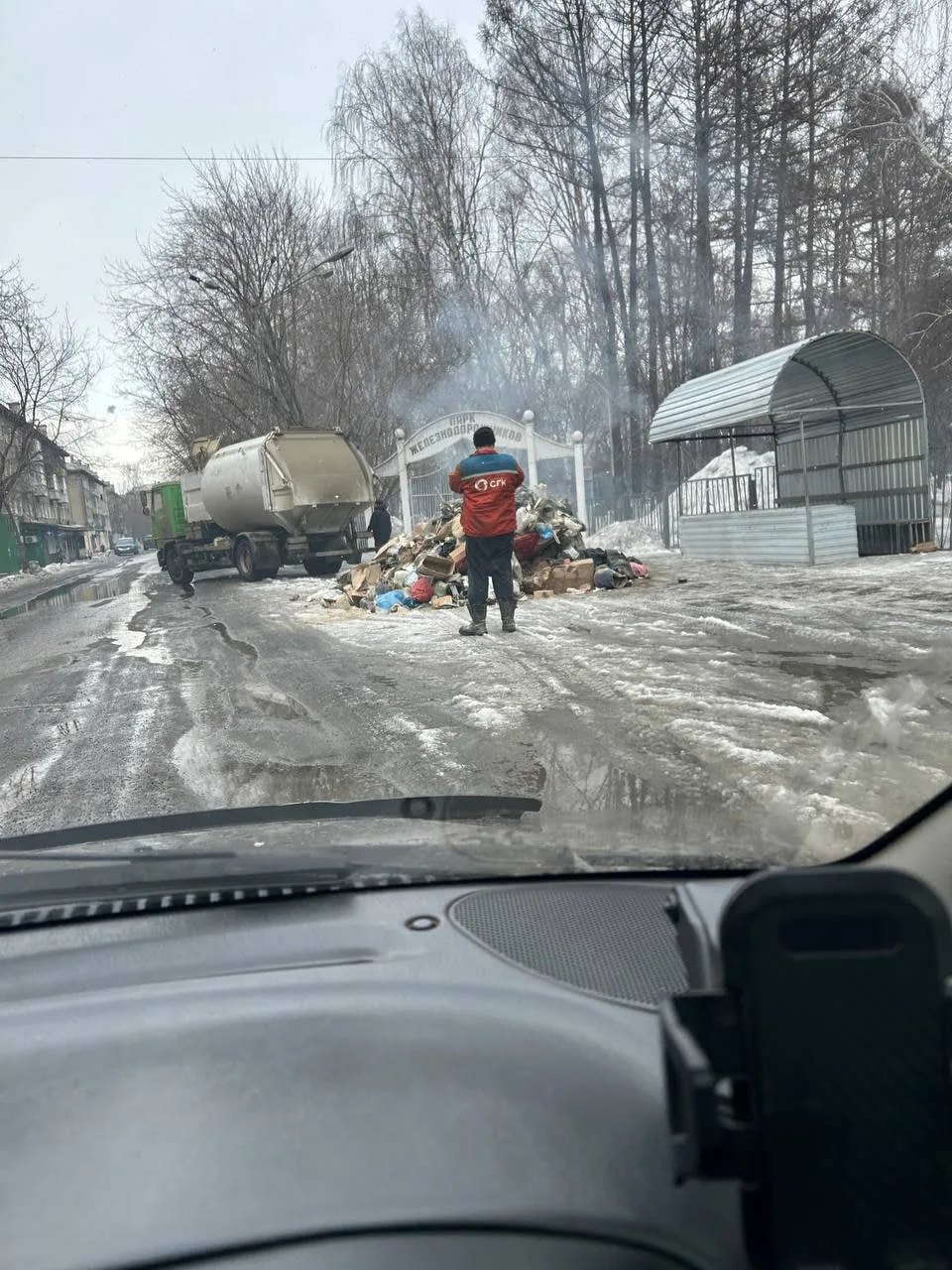 В очередной раз зола стала причиной возгорания мусоровоза