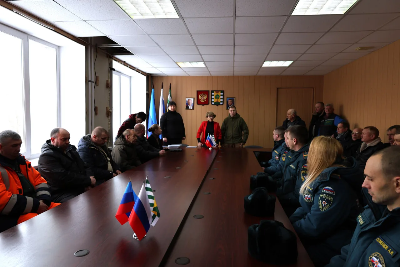 Врип главы городского округа город Рубежное Евгений Шаталин совместно с председателем С...