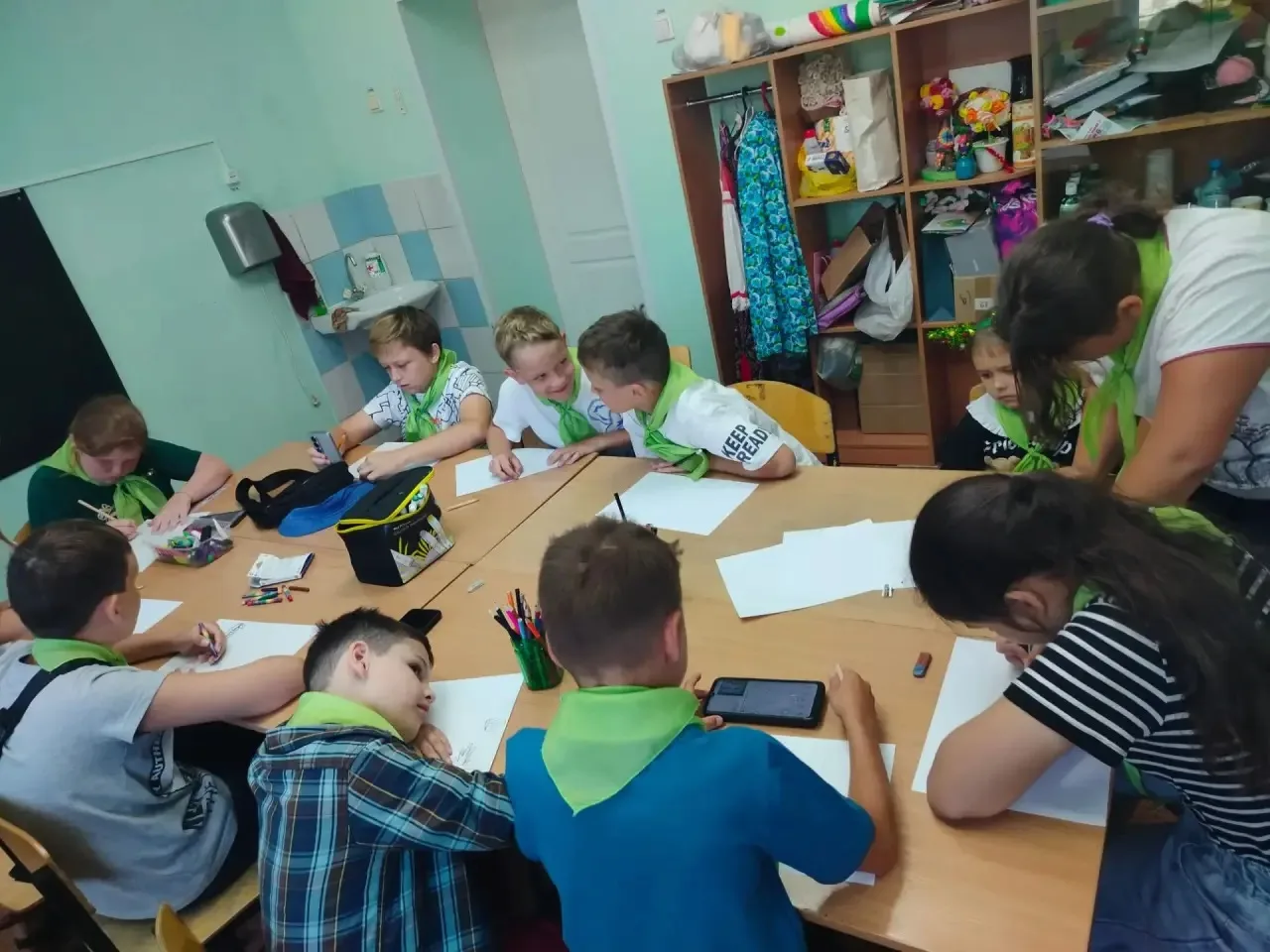 🎨 Третий отряд творит и зажигает! 🔥

В нашем лагере настоящий творческий бум, и эпицентр событий —