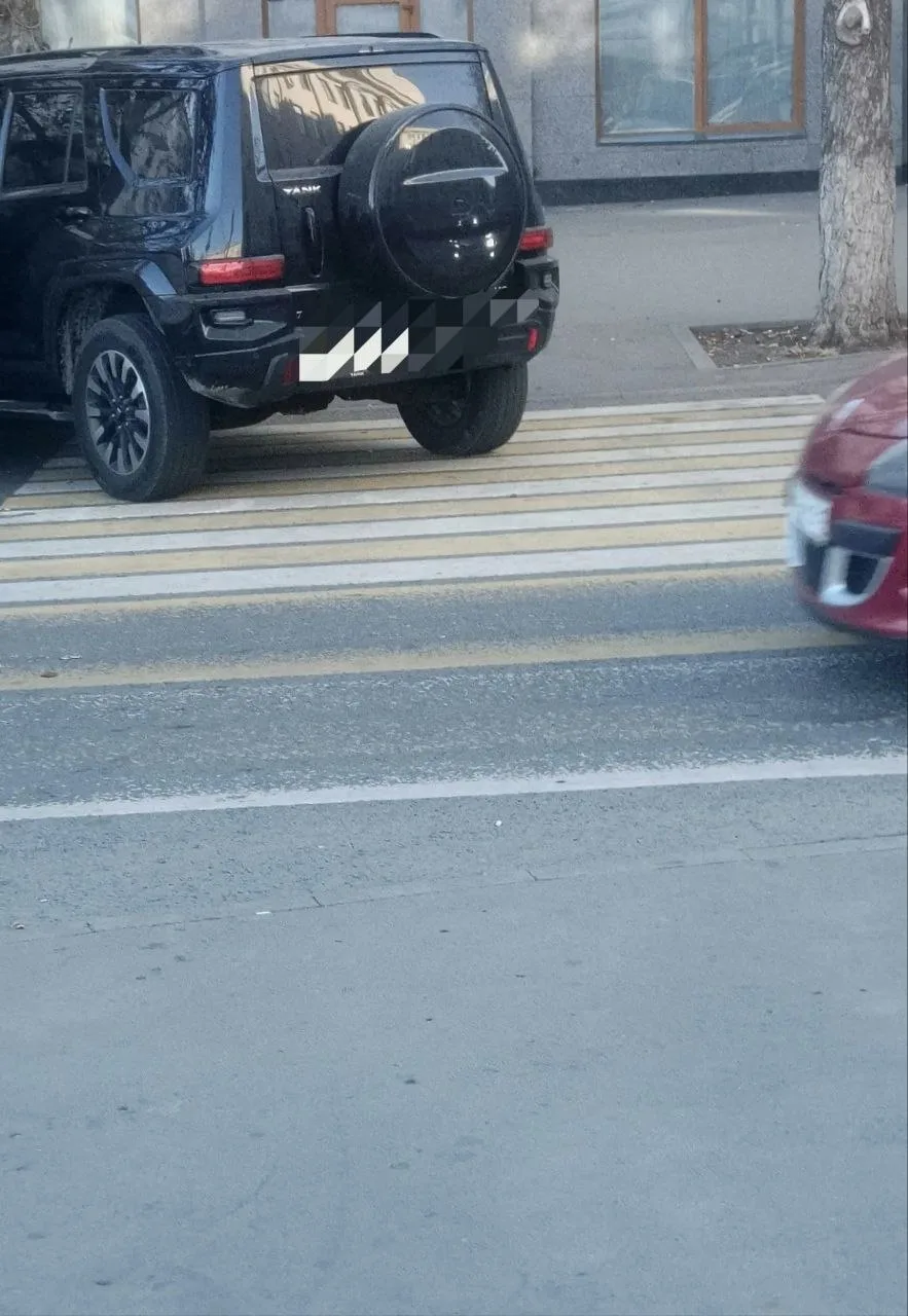 🚗 Автомобиль припаркован прямо на пешеходном переходе