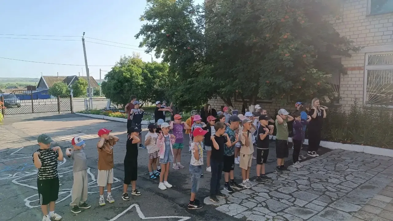 Сегодня стартовала наша лагерная смена ☀️
Утро началось с торжественной линейки и поднятии флага. Ре