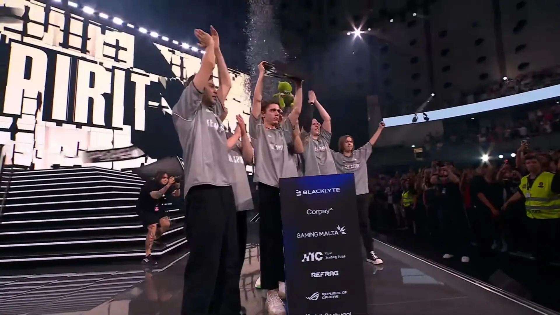 Team Spirit обыграли Mouz по картам и стали чемпионами Blast Open Porto 2026. Спустя дв...