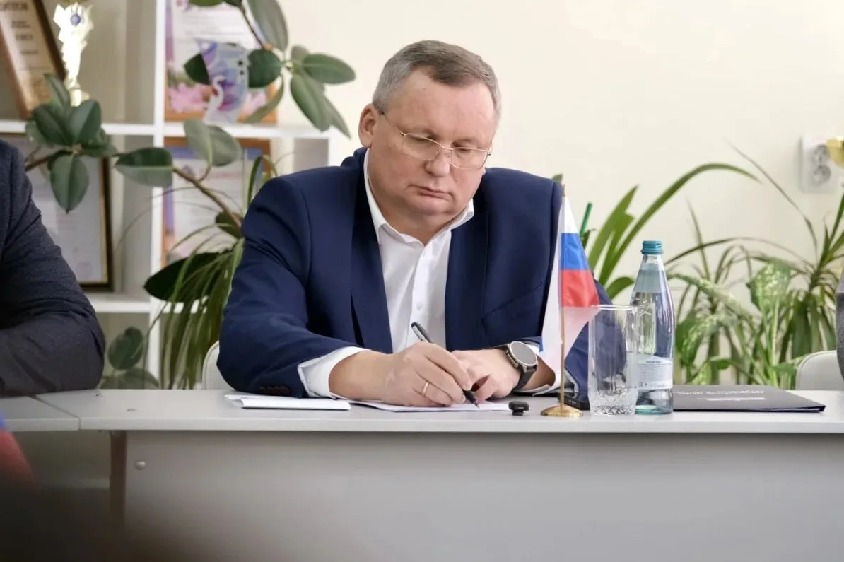 Школьники нашей школы  задали вопросы спикеру регионального парламента  Игорь Мартынов и глава район