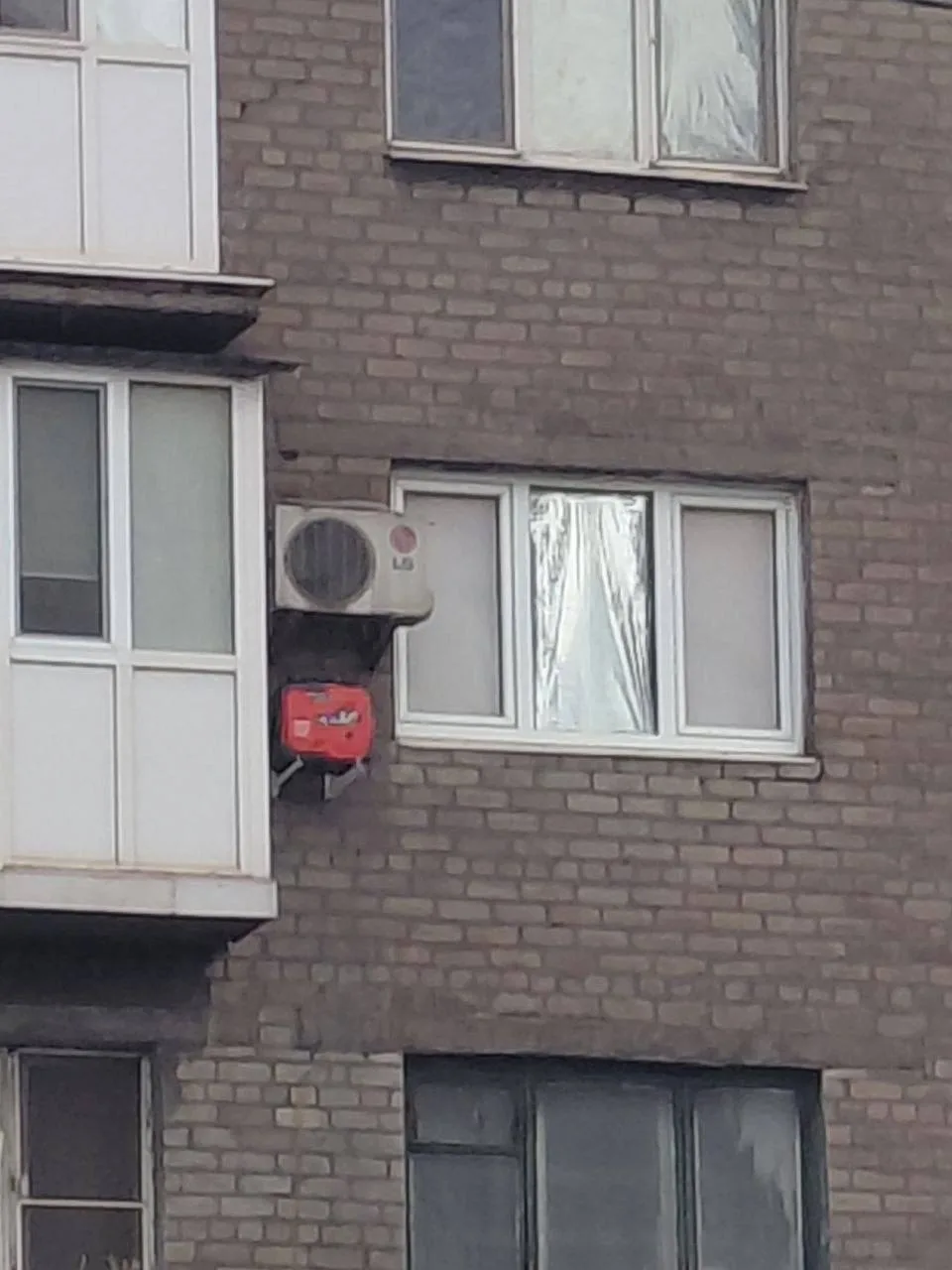 В Енакиево начали устанавливать генераторы прямо на фасадах домов