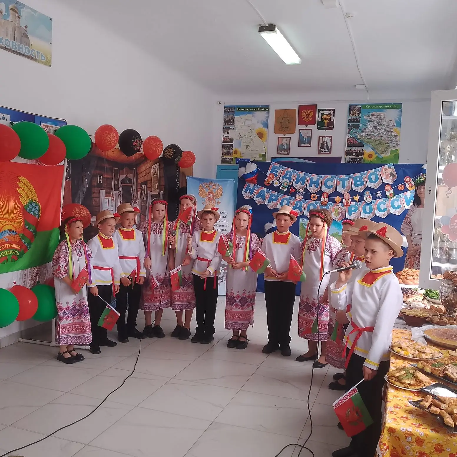 🎉В единстве народов - сила России!

        В нашей школе прошёл большой и яркий праздник — фестива