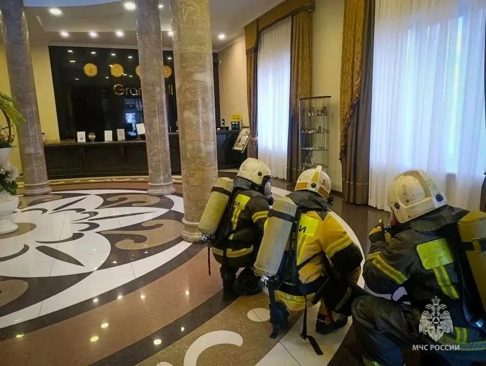 Огнеборцы МЧС России отработали тушение пожара в отеле «Гранд-Холл»  🧑‍🚒В Екатеринбурге прошло плано