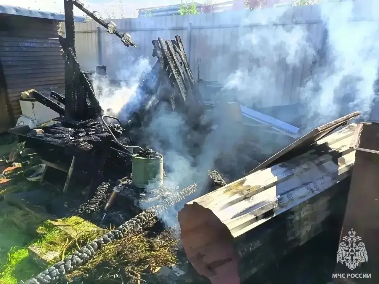 🔥 В Калининском округе пожар начался после сжигания мусора