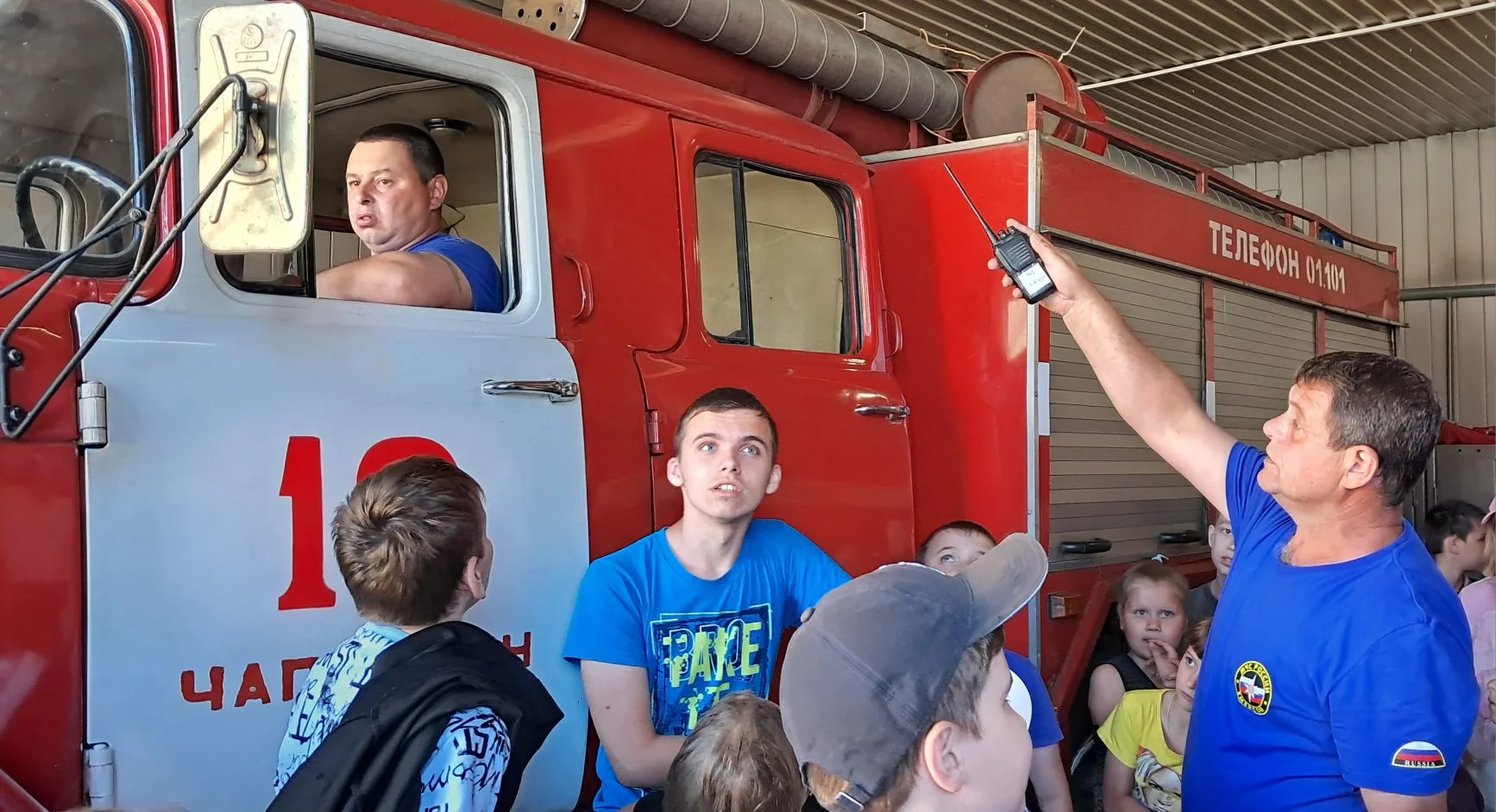 Сегодня  ребята нашего лагеря отправились на экскурсию в пожарную часть. 
Начальник караула ПСЧ №16 