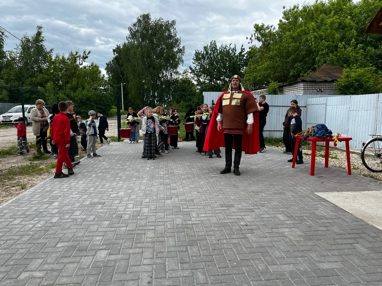 К нам на праздник, посвящённый Дню защиты детей пришли ребята с лагеря «Улыбка».