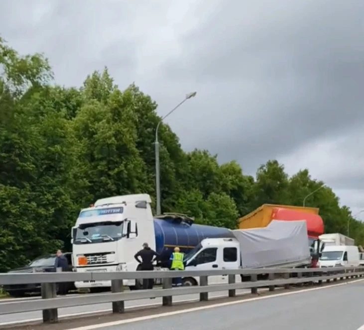🆘 Жители Московского сообщают, что ДТП на пешеходном переходе на Филатовом Лугу — не е...